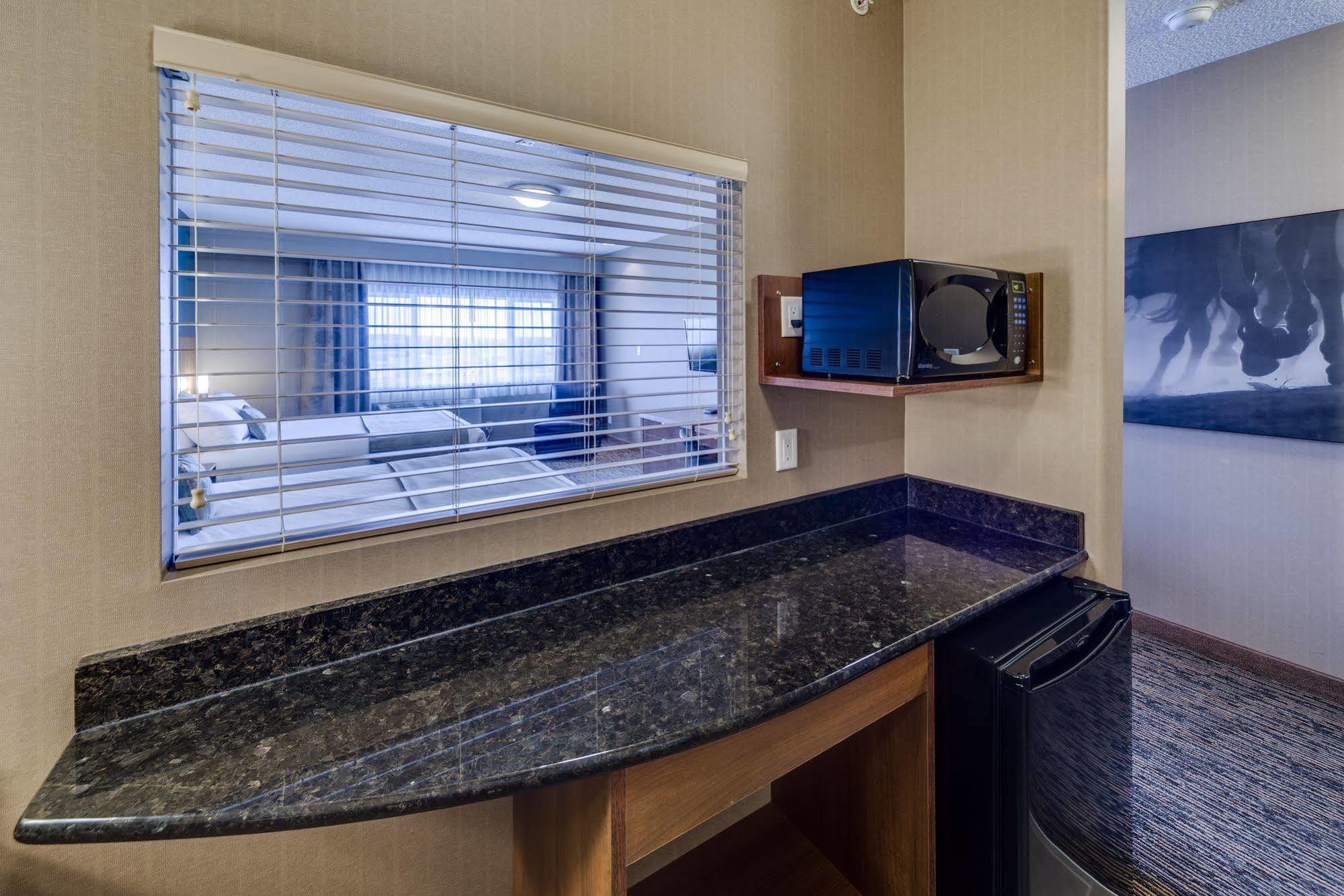 Heritage Inn Hotel & Convention Centre - Pincher Creek Extérieur photo