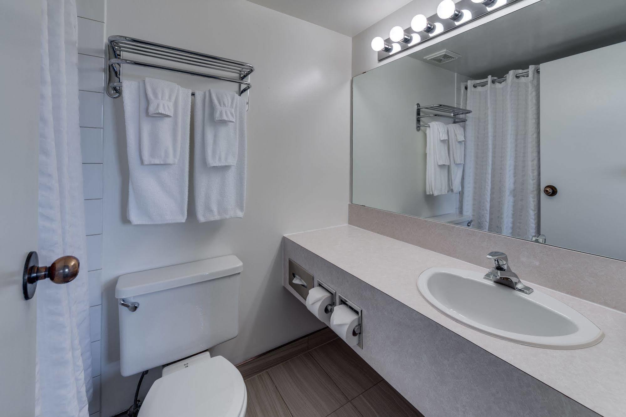 Heritage Inn Hotel & Convention Centre - Pincher Creek Extérieur photo